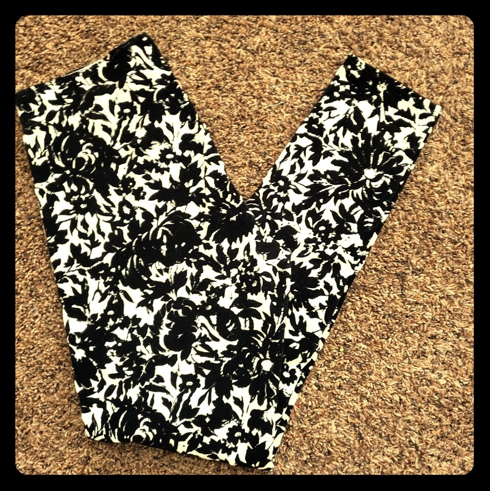 🌞$20 for 4🌞 A&F Floral Velvet Leggings